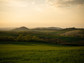 Obraz premium Landschaft zum Sonnenuntergang