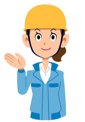 案内するヘルメットを被った青い作業着の女性
