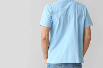 Obraz premium Man in stylish t-shirt on grey background