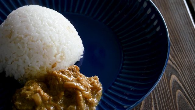 クミンやガラムマサラなどのスパイスを使って作ったチキンカレー。