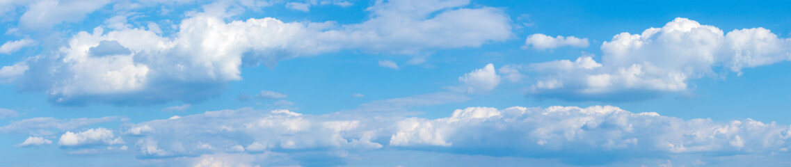 Fototapeta na wymiar Panorama mit Dicke Wolken und blauer Himmel als Hintergrund oder Textur