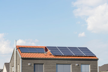 Fototapeta na wymiar Sonnenkollektoren auf dem Dach des modernen Hauses