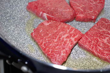 ビーフステーキを焼いているシーン