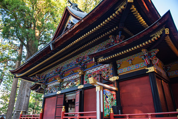 三峯神社　拝殿の屋根と装飾