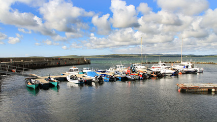 Fototapeta na wymiar Panoramaaufnahme eines kleinen Fischerhafens in Schottland