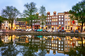 Fototapeta na wymiar Traditional Dutch old houses on canals in Amsterdam, Netherland.