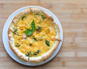 Quiche Lorraine sobre tabla de madera