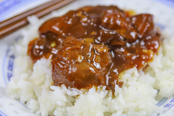 sauté de porc au caramel et riz