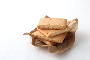 紙に包んだ食料支援物