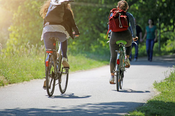 Zwei junge Frauen auf gemeinsamer Radtour