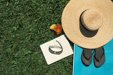 Imagen durante las vacaciones de verano en el jardín con piscina del hotel