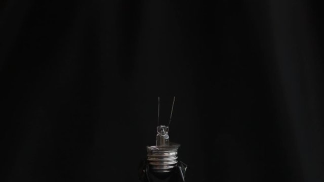 Eine Gl&uuml;hbirne explodiert