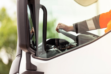 Gros plan d'une main sur le volant d'un camion