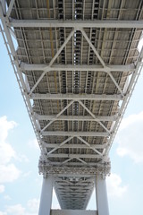 Obraz premium 橋 構造 見上げる 建造物 都会 建築