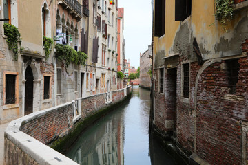 Fototapeta na wymiar View of a waterway in Venice without tourists because of the qua