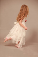 Naklejka premium little girl in a white dress