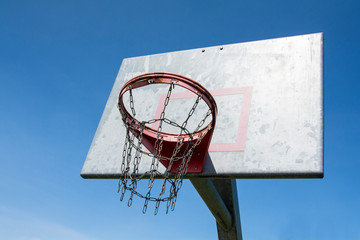 Basketballkorb - Aussen mit Himmel