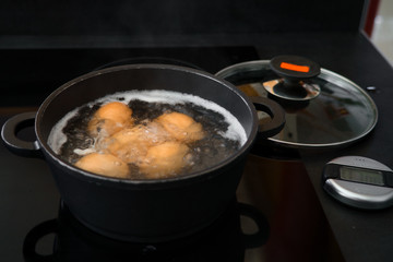 Fünf Bio Frühstückseier, Hühnereier kochen im Wasserbad