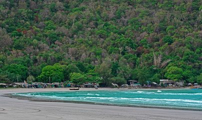 The coast has mountains.
And the sea breeze
It's a beautiful and refreshing atmosphere.