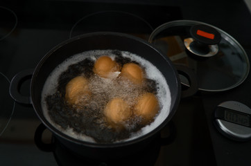 Fünf Bio Frühstückseier, Hühnereier kochen im Wasserbad