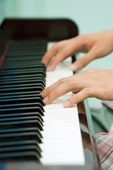 Obraz premium Hand playing piano