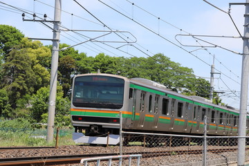 蓮田駅付近を走行するE231系快速電車