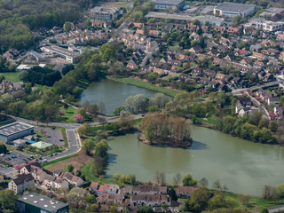 Fototapeta na wymiar vue aérienne de lacs à Marne-la-Vallée à l'est de Paris
