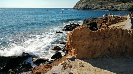 Fototapeta na wymiar foto scogliera e orizzonte marino nei dintorni della città di alghero sardegna italia