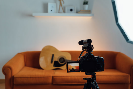 behind the scenes of the online guitar course. Music vlogger