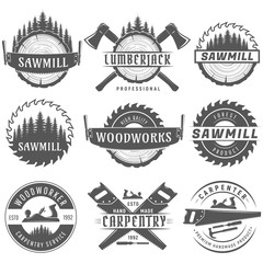 Set of monochrome vector logos emblems end labels for carpentry, woodworkers, lumberjack, sawmill service.Isolated on white background. - obrazy, fototapety, plakaty