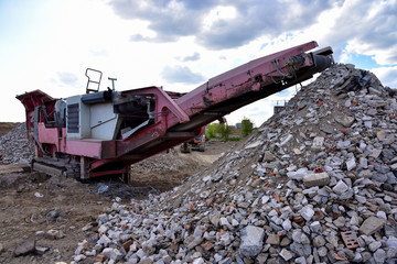 Mobile Stone Jaw crusher machine for crushing concrete into gravel and subsequent cement...