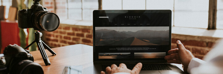 Naklejka premium Blogger filming himself while using a laptop mockup