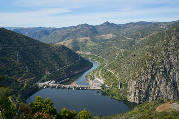 Fototapeta na wymiar Dam in Douro wine region, in Portugal