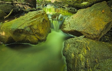 Strumień i kamienie piękne kaskady © Piotr