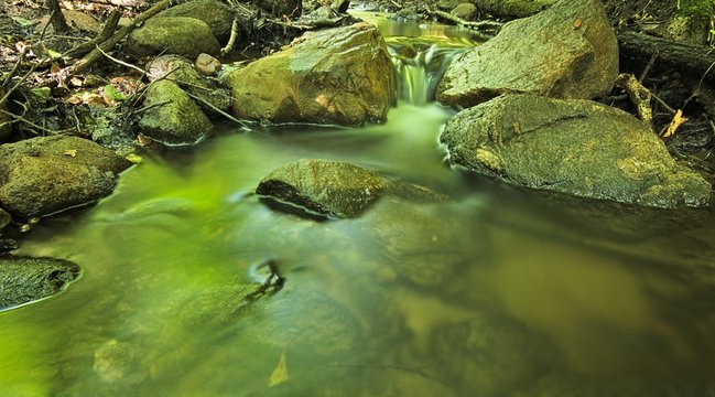 Strumień i kamienie piękne kaskady