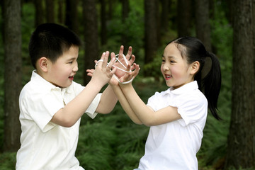 Obraz premium Brother and sister playing Ayatori