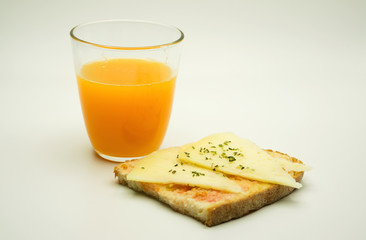 Zumo de naranja recién exprimido y tostada de pan con queso y orégano