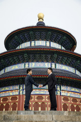 Obraz premium Businessmen shaking hands