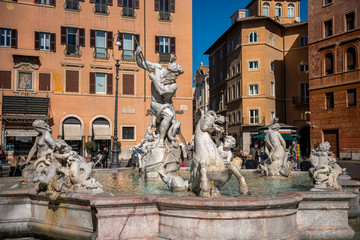 Przepięknie rzeźbione fontanny oraz katedra na Piazza Navonna w Rzymie. Słoneczny letni dzień. Włochy, Europa - obrazy, fototapety, plakaty