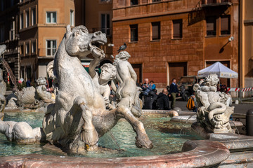 Zabytkowe rzeźby otaczające fontannę w Rzymie