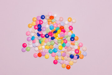 Bonbons multicolores pastel sur feuille de couleur