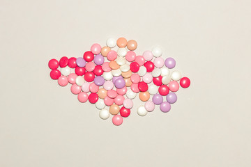 Bonbons multicolores pastel sur feuille de couleur