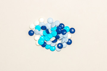 Bonbons multicolores pastel sur feuille de couleur