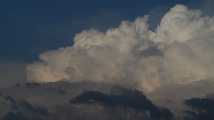 Obraz premium Cumulus congestus avec de beaux contrastes, ciel menaçant