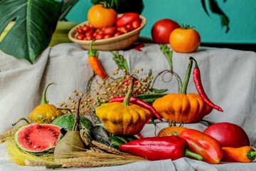 Warzywa jesienią: papryka, patison, arbuz, tomaty, gruszka i chili.Kolory nasycony. - obrazy, fototapety, plakaty