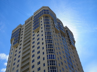 Fototapeta premium new building. high rise apartment building on blue sky background.