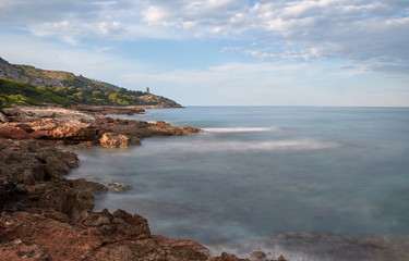 Fototapeta na wymiar Costa con rocas y un mar calma