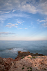 Costa con rocas y un mar calma