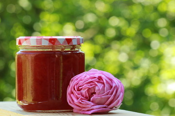 Pot de confiture à la rose