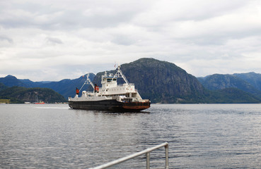 Fototapeta na wymiar ferryboat in mountain lake